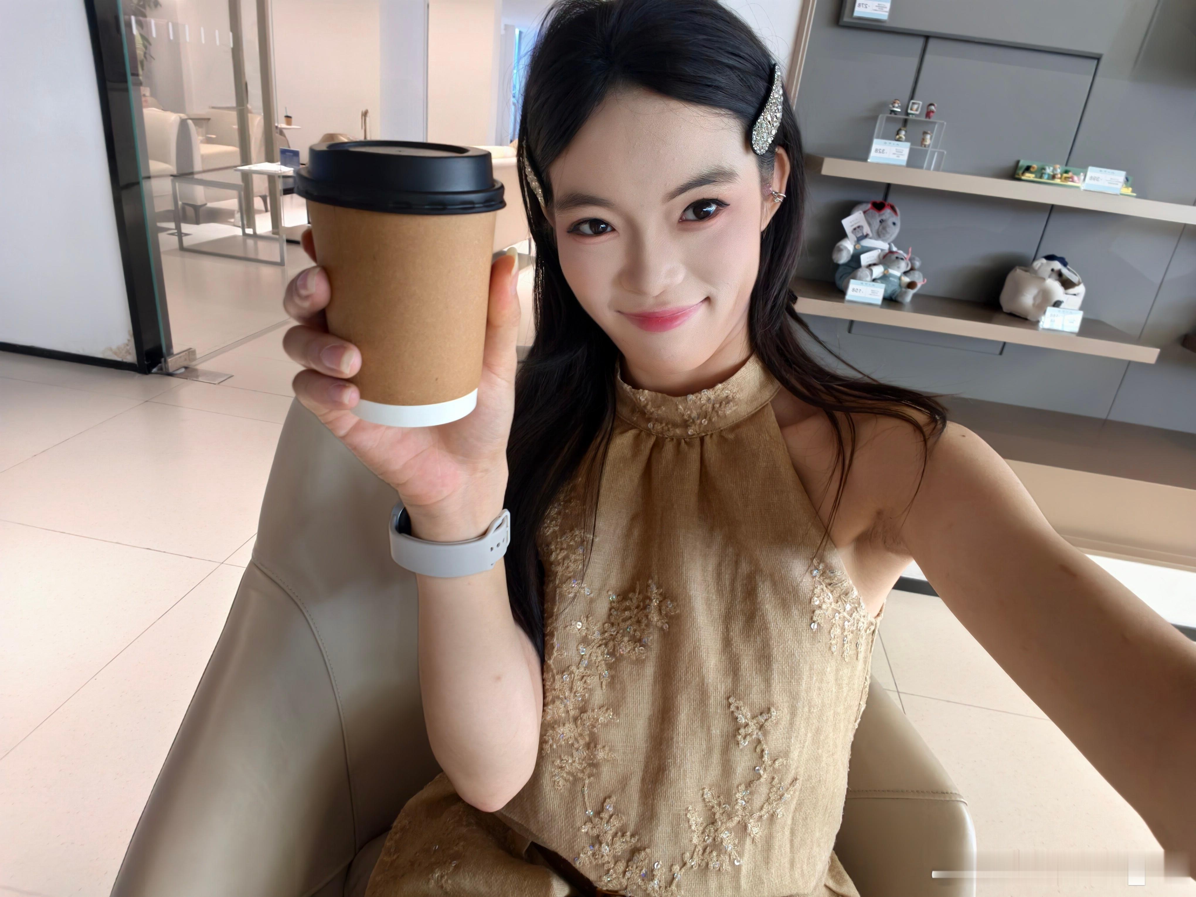 拍完车，喝点咖啡吃块小甜品，给自己充充电[打call] ​​​
