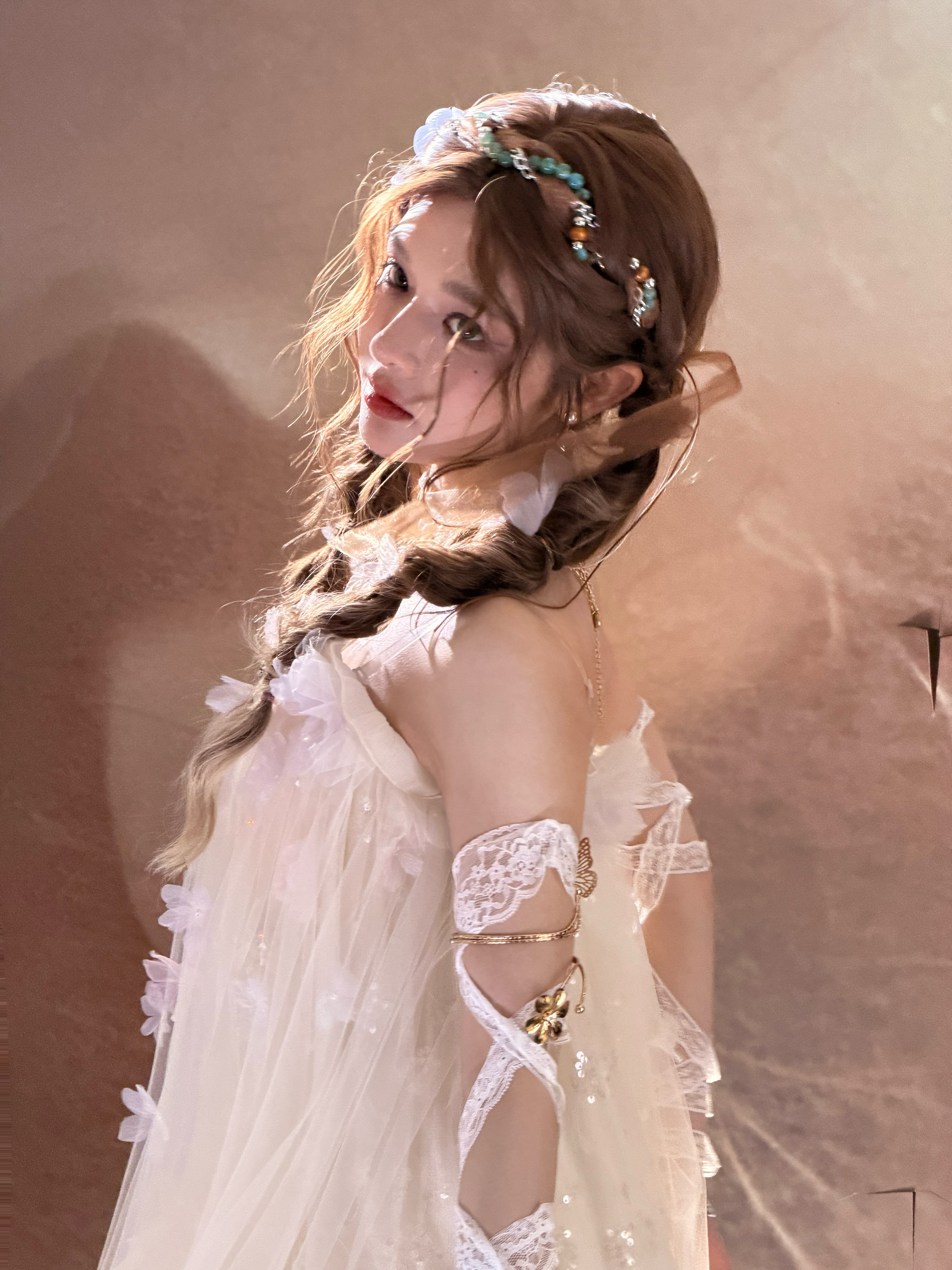 黄霄云 今日份持续循环《桃花诺》ing🔂就这样“花”啦啦地散落一张老板美图～ 