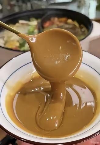 火锅店里的芝麻酱桶，永远摆得最显眼。随便舀，不限量。看着浓稠拉丝，闻着扑鼻香，心