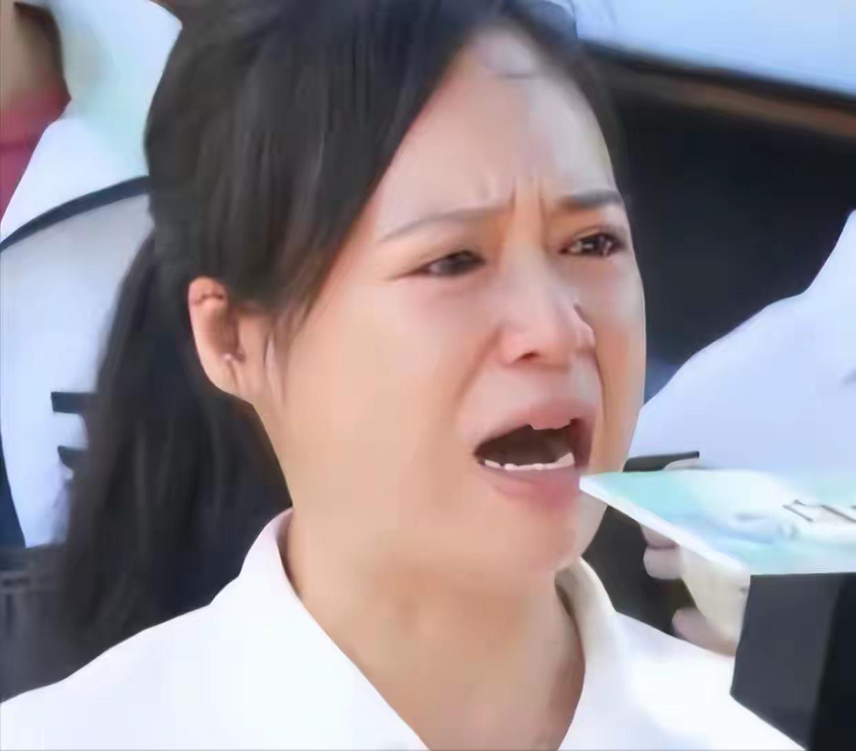 曾经那个睡工棚帮民工讨薪的“正义律师”周君红，如今拖着两个行李箱流落美国街头，对