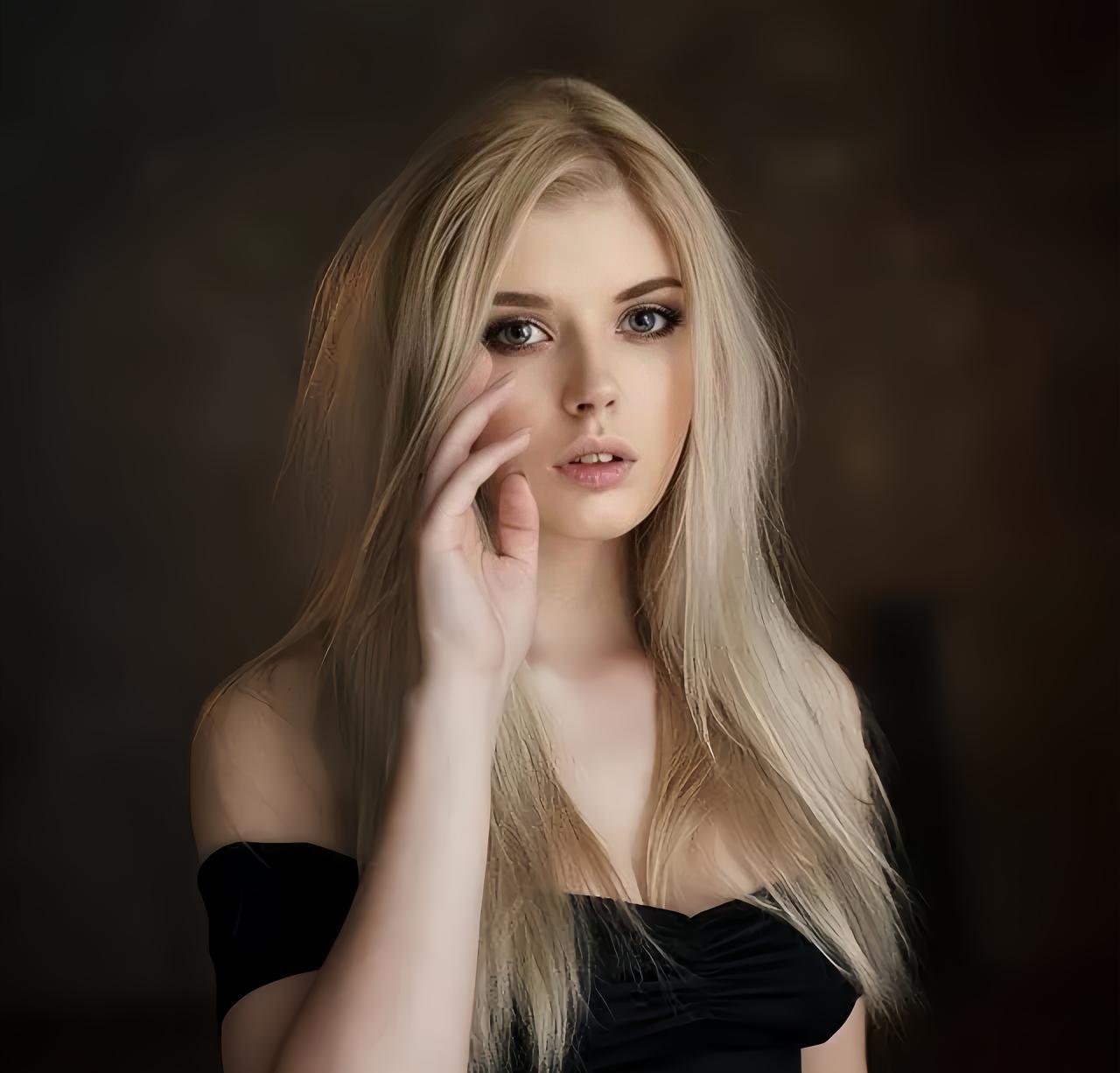 切尔卡瑟的战火没停，她踩着废墟走上了巴黎秀场。
防空洞里裹着军大衣压腿，T台上穿