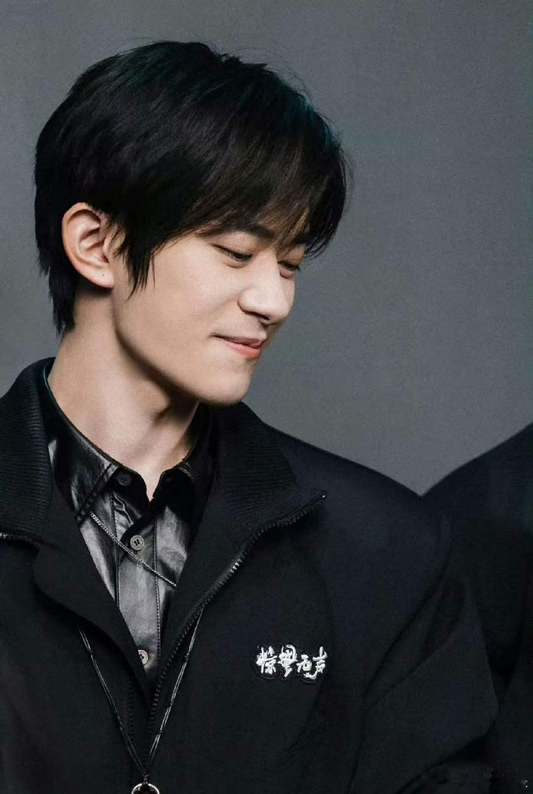 易烊千玺笑得人心都化了 小孩说想把他的故事写进作文，易烊千玺露出惊喜又欣慰的笑，