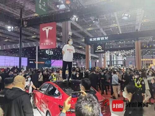 特斯拉车顶维权女车主再审被驳 科普下，现在张女士和特斯拉有两个案件，两个案件相关