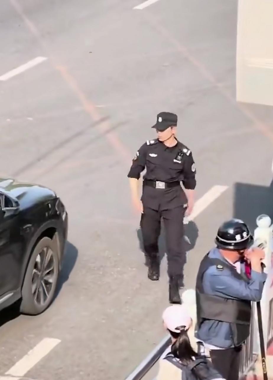 有网友说，这是山东莱山实验小学门口一位安保人员，在上学高峰期，他把普通的安保工作