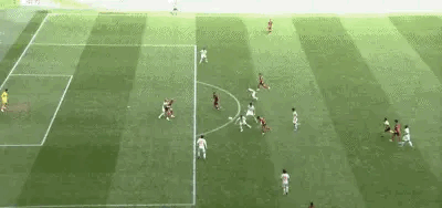 这货怕不是在禁区里撞了倒车影像吧？从禁区带球到禁区弧，转身直射，不仅没撞墙，还精