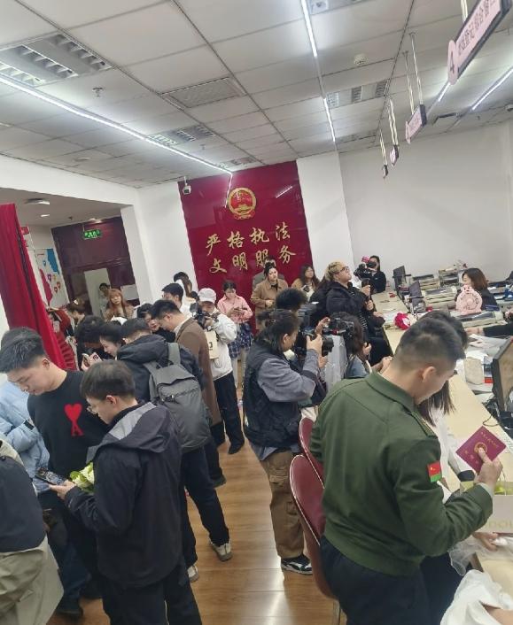 民政局炸锅！结婚大厅空了，离婚排队疯了，谁在"杀死"婚姻？ 当下各地民政局出现极