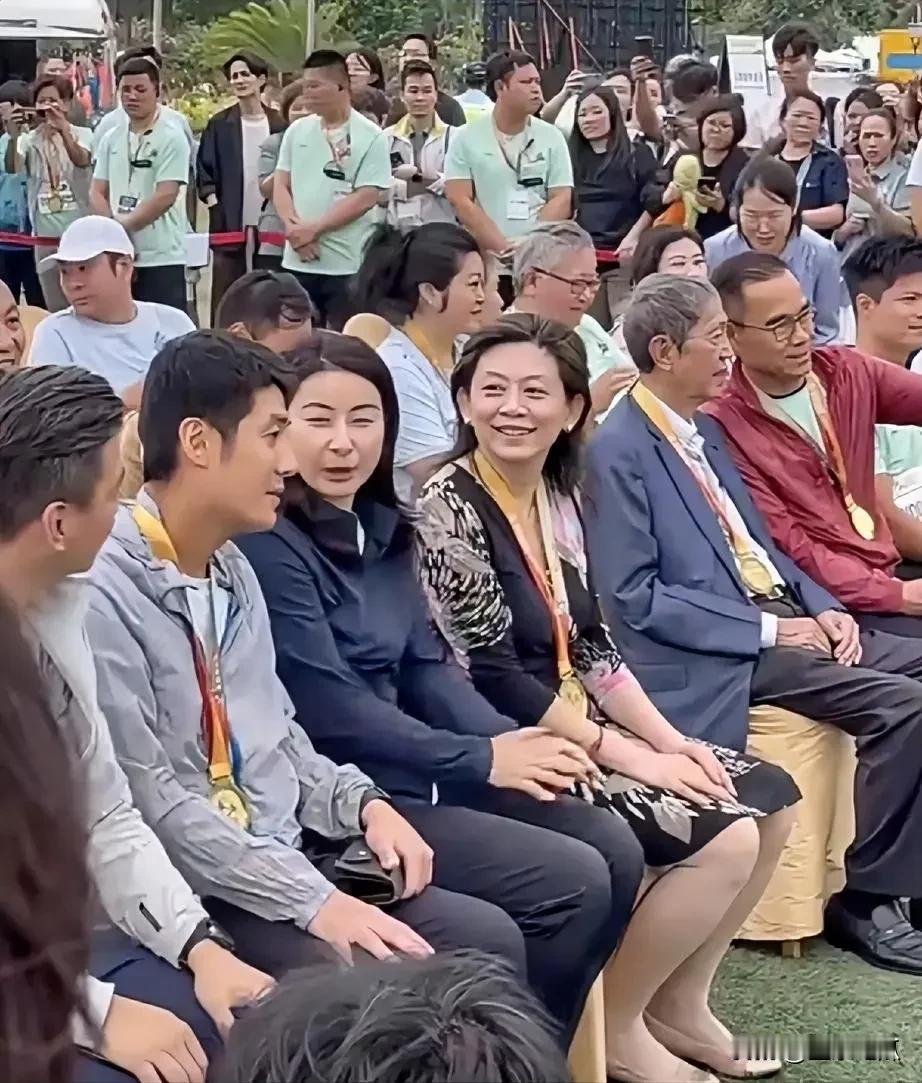 郭晶晶一生的正能量，很优秀的女人，是我们学习的楷模！以前的郭晶晶被富太圈看不上，