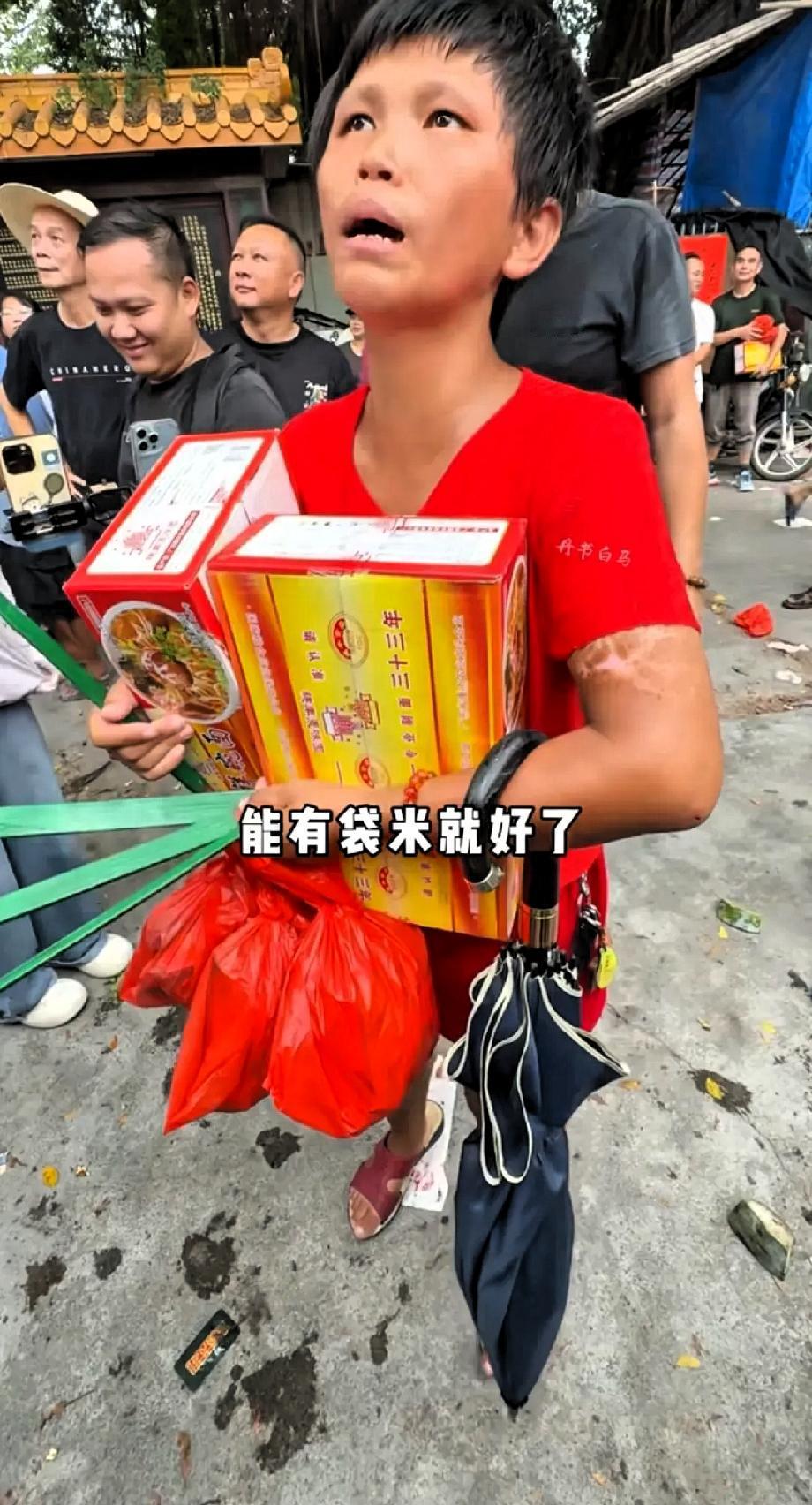 这两天被潮汕施孤现场的一位红衣女子刷屏了，了解过她的经历之后，很多人内心都五味杂