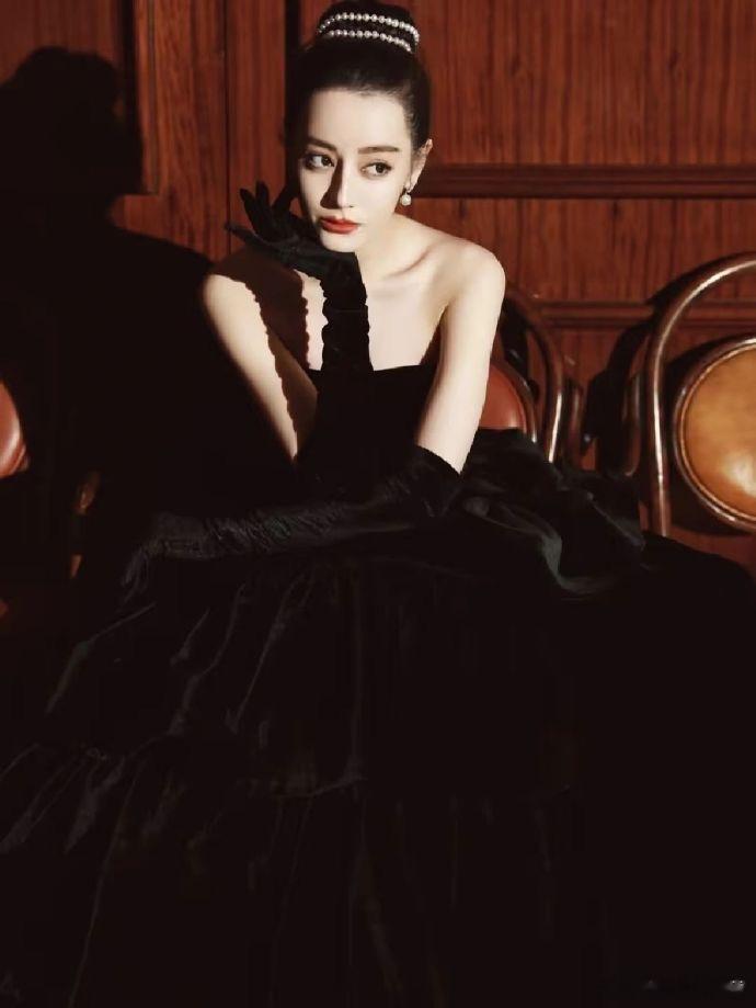 #新浪娱乐[超话]##女明星们cos的赫本#迪丽热巴和古力娜扎真的不愧是新疆人骨