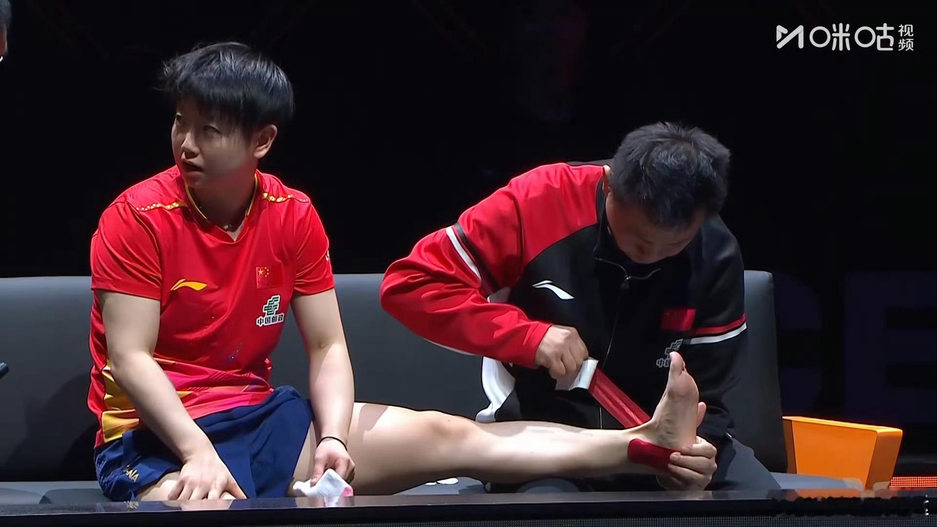 孙颖莎脚缠绷带这场发球博弈堪称战术高光！蒯曼逆旋转发球极具迷惑性，却被孙颖莎精准