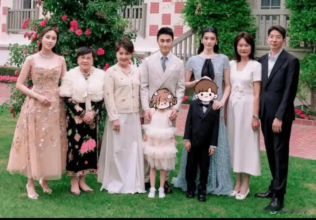 何猷君的外婆格外引人瞩目。四太梁安琪的母亲首次亮相于大众视野。

有一张四代人的