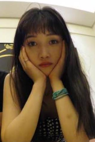这是大冰的女友，她的网名叫明夜夜，长得非常漂亮！一双大眼睛，如秋水般婉转！一副浓