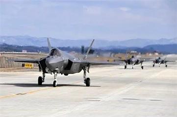 美军又有大动作，4架隐形战机直接空降驻日美军基地，本以为只是常规部署，没想到当地