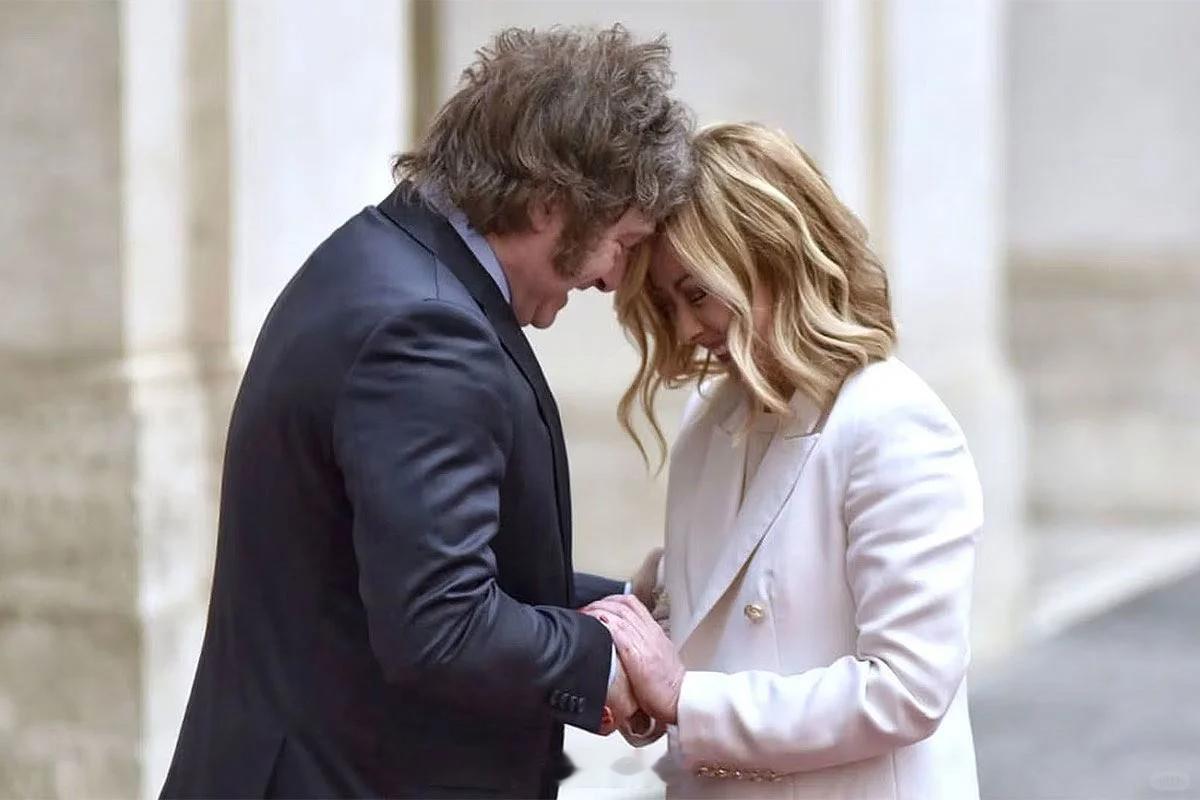 阿根廷总统米莱和意大利总理梅洛尼昨晚在总统府吃了一顿浪漫的晚餐。怎么回事，梅洛尼