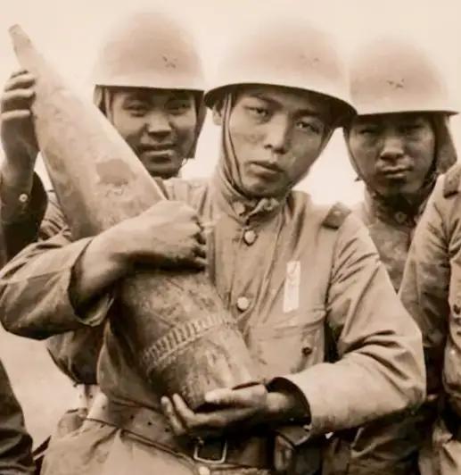 1937年，某一日深夜，一名日军翻进老农家，偷偷将一摞钱塞进窗户，低声道：“千万