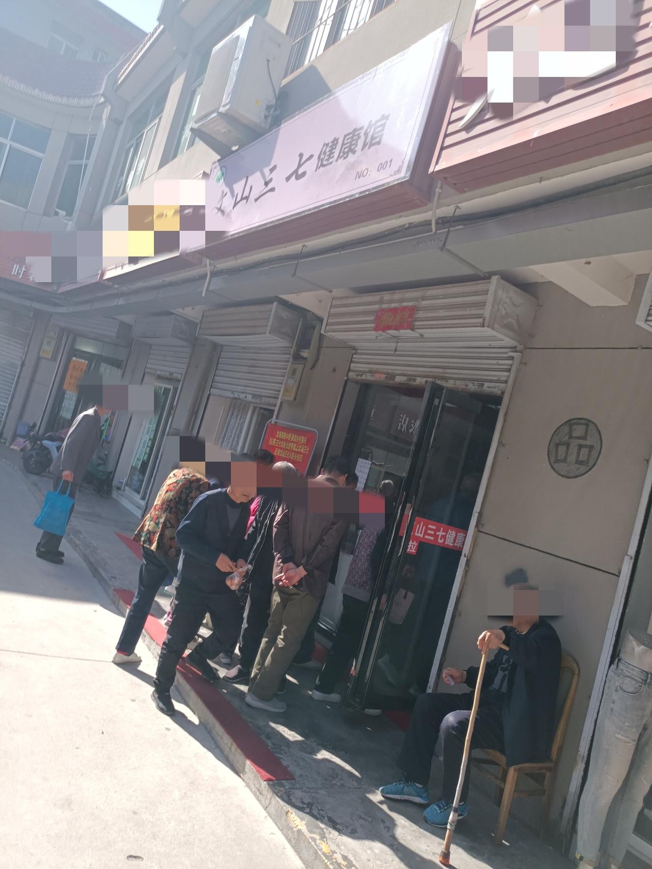 今天下班，路过一市场，发现一商铺门口围着好多老年人，原来又是免费领鸡蛋的。 
看