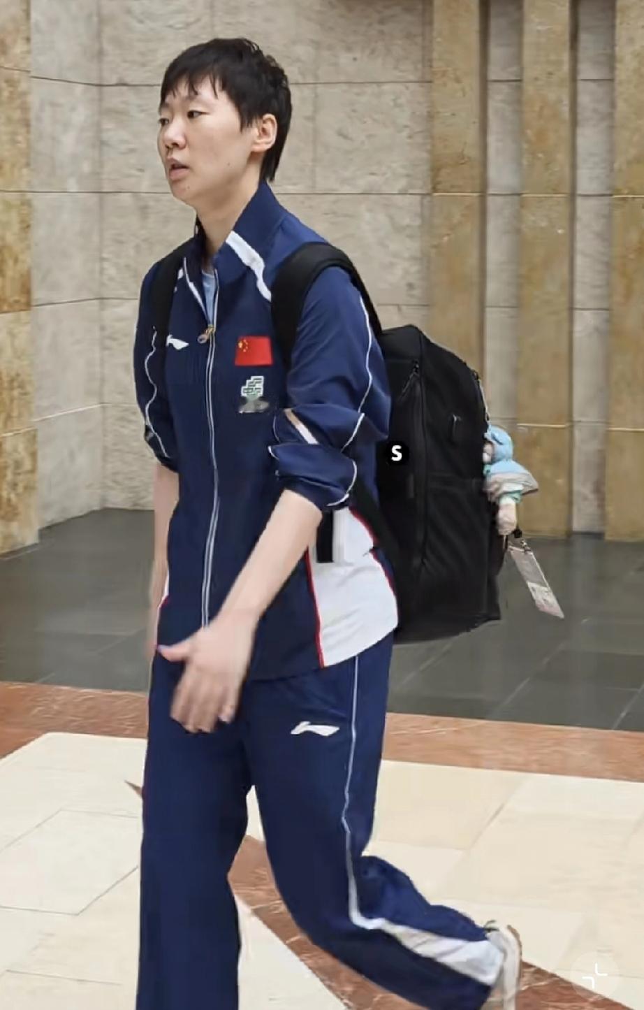 WTT新加坡大满贯，王曼昱今日酒店出发准备上训。
因为明天的女单1/4决赛是对阵