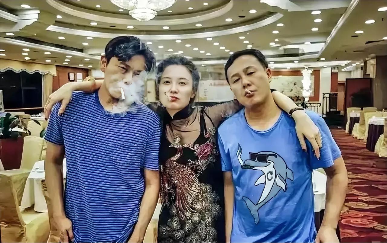 他们都是谁？每个人嘴里都叼着一根烟，一副吊儿郎当的样子。
看背景，是庄严的人民大
