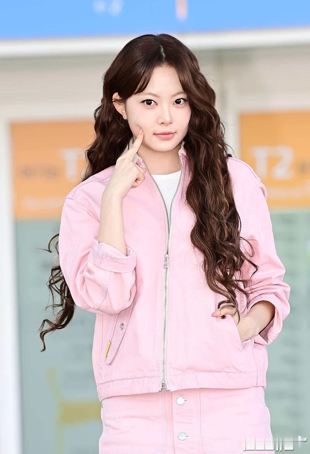 米兰时装周｜机场出发照洪恩採 —— Onitsuka Tiger 2026 秋冬