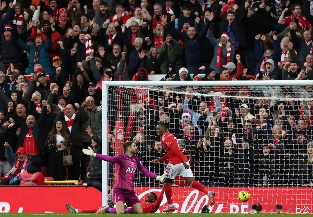 曼城3:0水晶宫 热刺0:3诺丁汉森林英超这边，曼城面对曾在社区盾杯击败自己的水