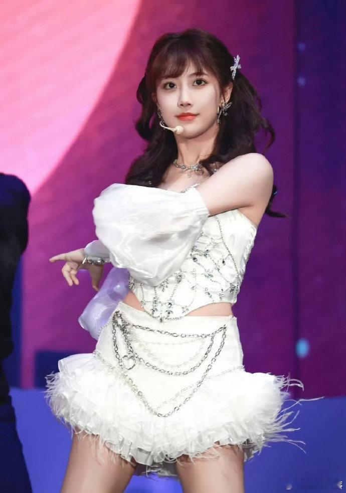 李艺彤[超话]李艺彤初做女团靠家里贴补湖南卫视背后天呐！李艺彤早期当女团成员居然