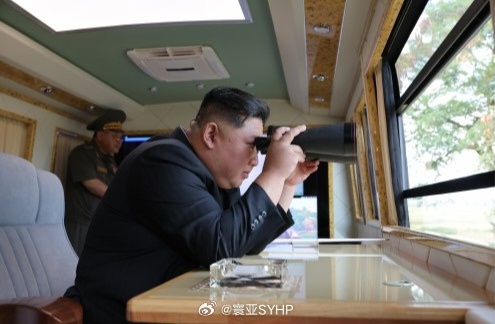 金正恩视察朝鲜国防科学院装甲防御武器研究所和电子武器研究所工作，观摩新型能动式防