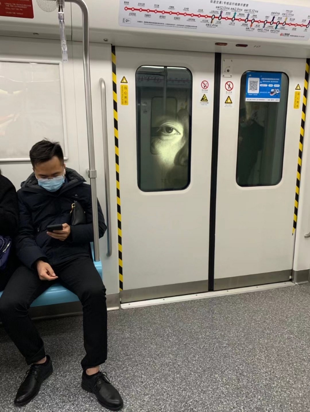 #早八地铁清醒神器#你我本不相识，全靠透过玻璃窗的对视，有的人被帅醒，有的人被吓