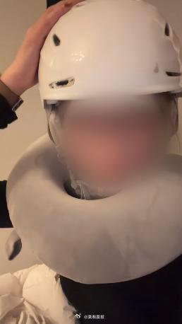 #迪拜遇袭当地华人在家戴头盔睡觉#【#导弹碎片落入迪拜市区当地华人发声#：我很怕