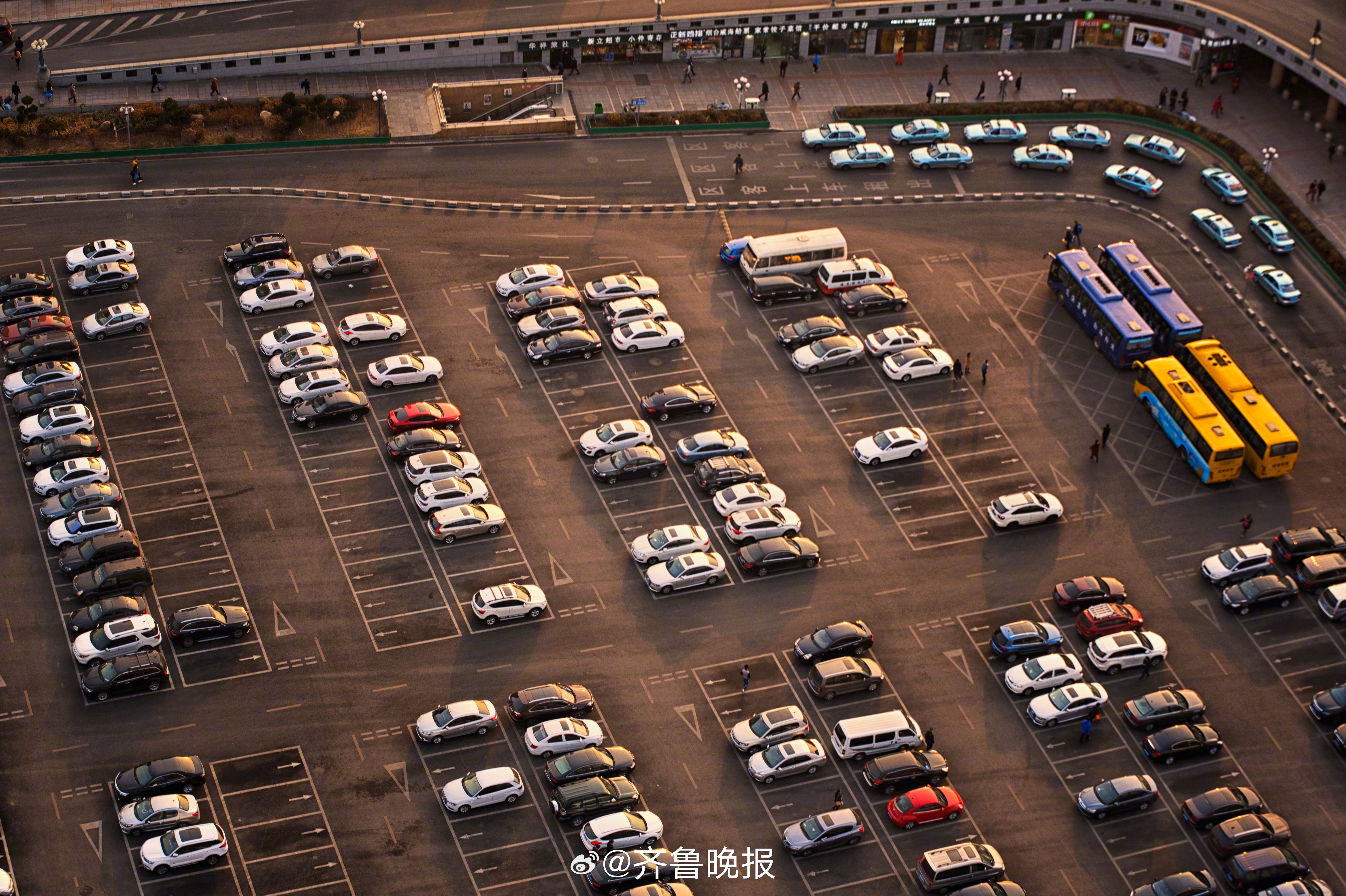 #多地相继宣布下调公共泊位停车费#【晚报来论 | #下调停车费凸显公共泊位的公益