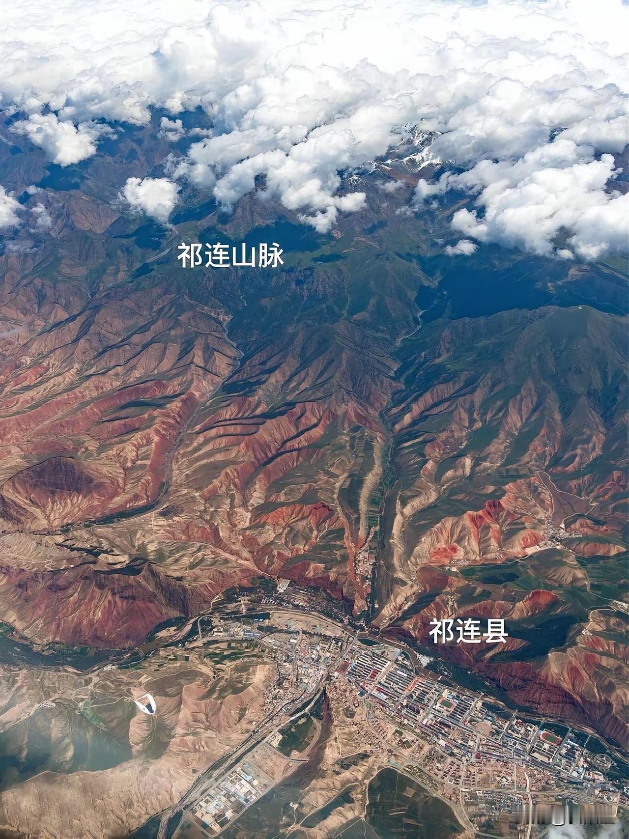 真没想到这么直观！这就是课本上那座神秘的祁连山，比秦岭还要大还要高的山脉，像一堵