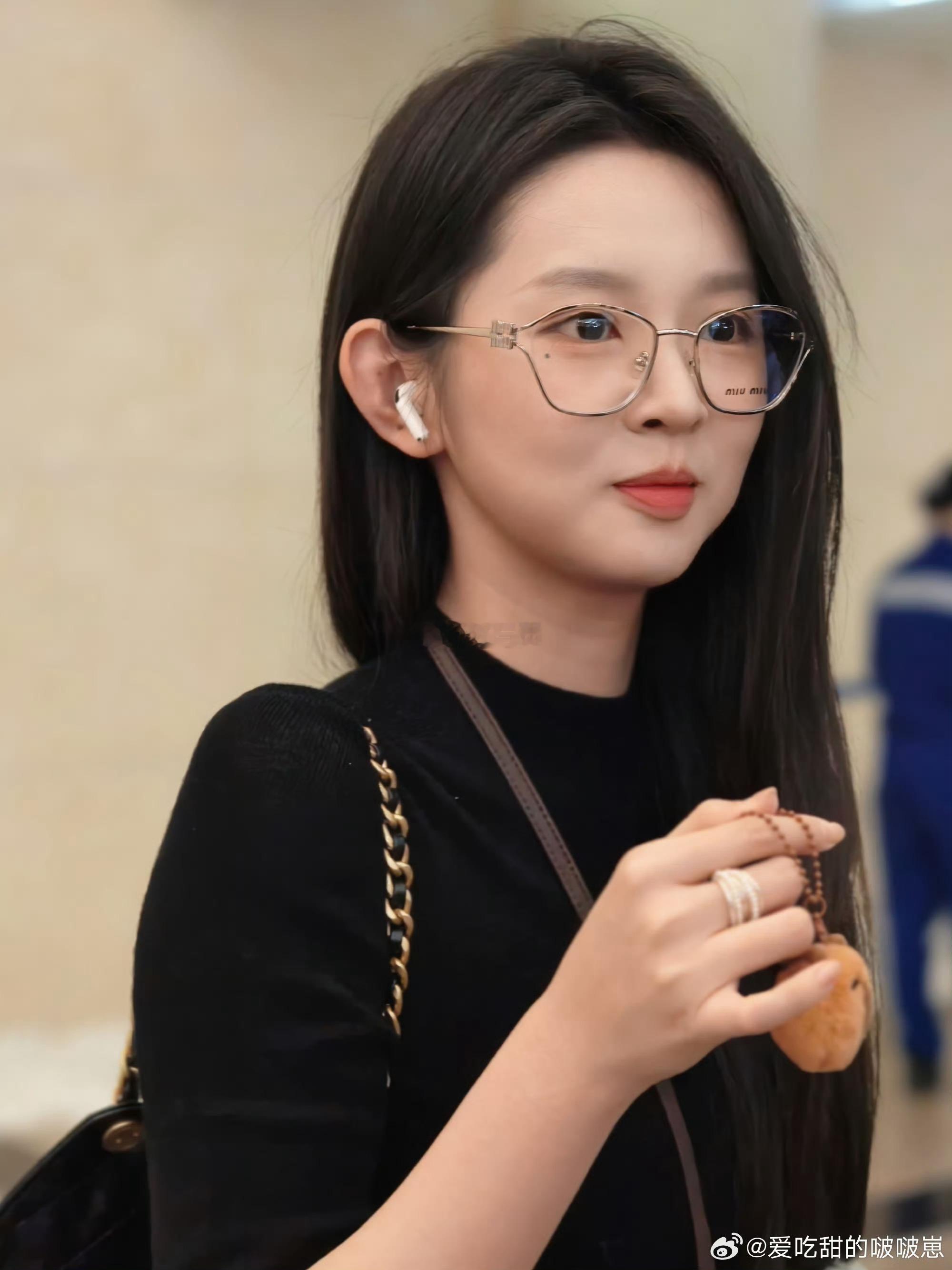 解锁“妈咪”新皮肤成功！黑色毛衣搭配金丝眼镜，170cm高挑身材尽显知性优雅。甜