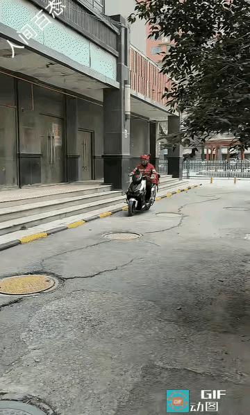 一气呵成！
动作舒展飘逸，毫无拖泥带水，干净利落脆，就没发现多余的动作，衔接连贯