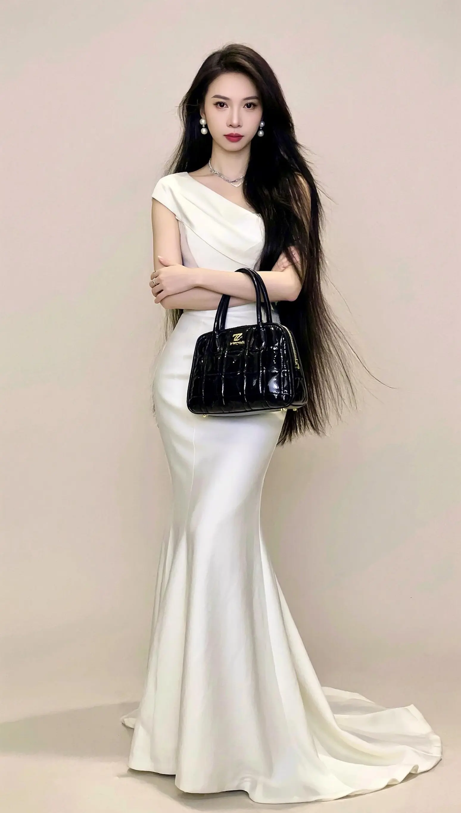 今日份高智感look 美出高级感 白色缎面礼裙 魅力女性气质穿搭 女生写真高级感