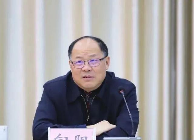 四川的向阳落马了，向阳在四川可是一个重量级人物，他的职务虽然不一定很高，但是-他