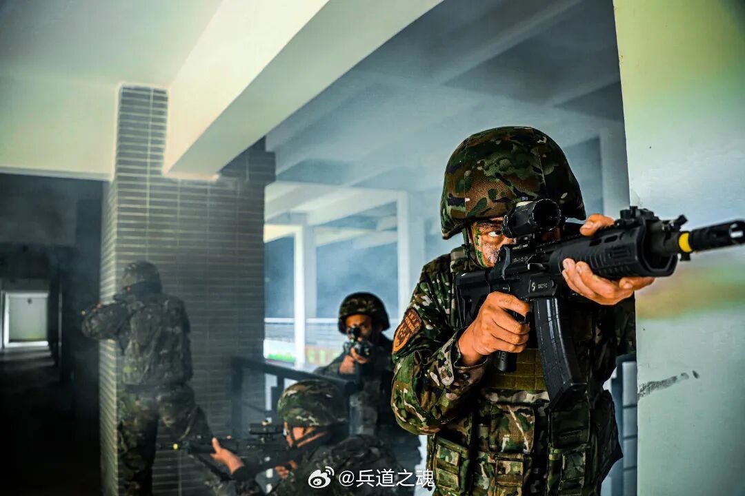 特战尖兵【初夏砺兵！直击武警官兵，火热练兵现场】初夏砺兵，战味正浓！——近日，武