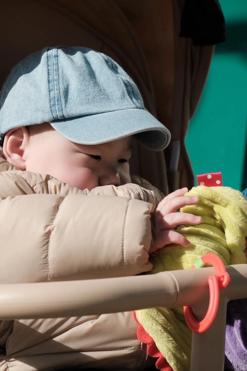 白天爱晒太阳的人，真的赚到了

你总嘲笑那些一到白天就追着阳光跑的人，觉得他们矫