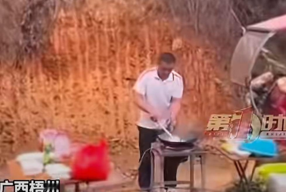 返程高速堵成长龙，车流纹丝不动，焦躁在车厢里蔓延。不知何时，路边支起一口铁锅，大