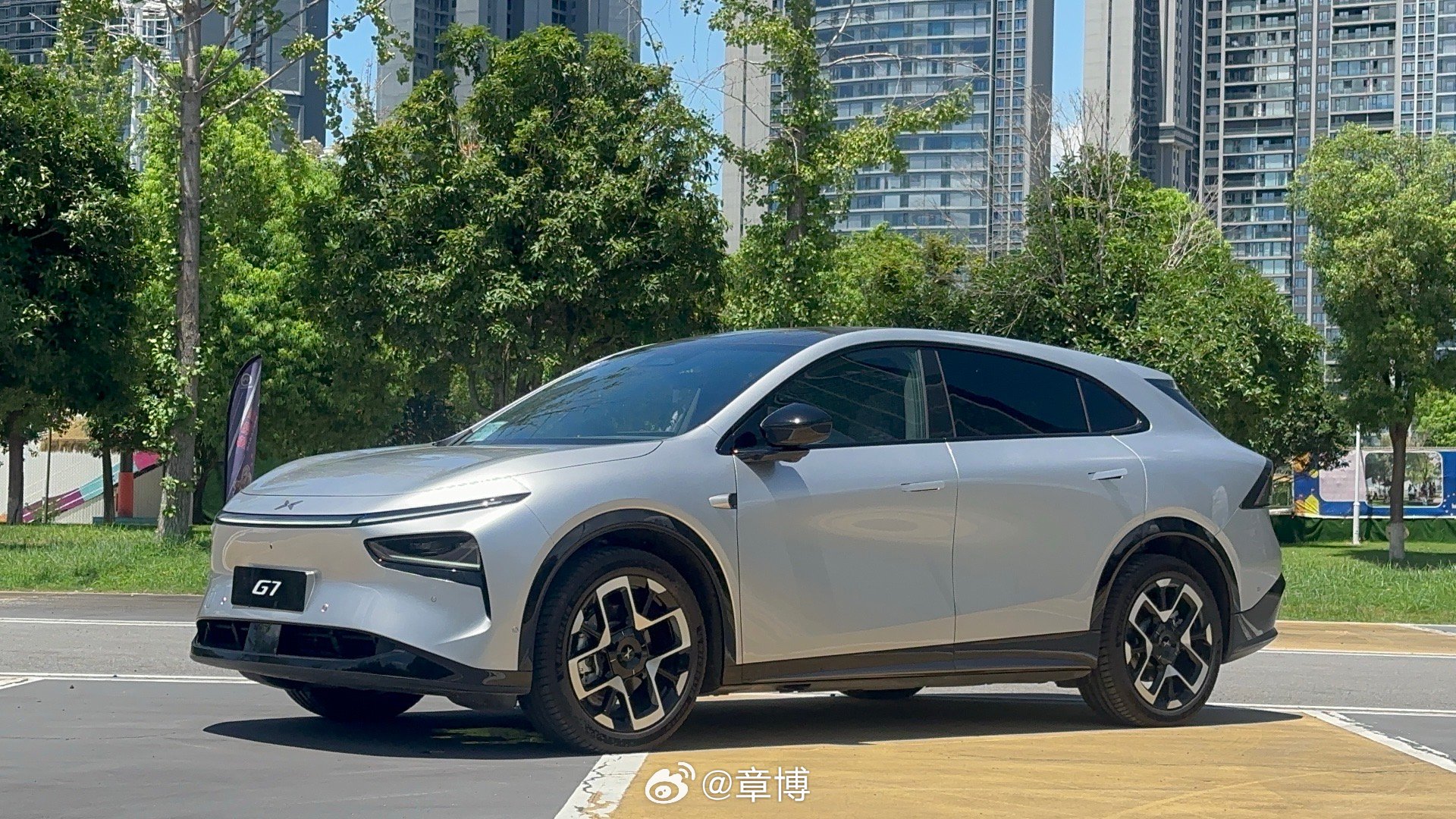 今天试驾了小鹏G7，有两个大优点。第一个就是空间大。坐进去宽敞得很。全家老小都舒