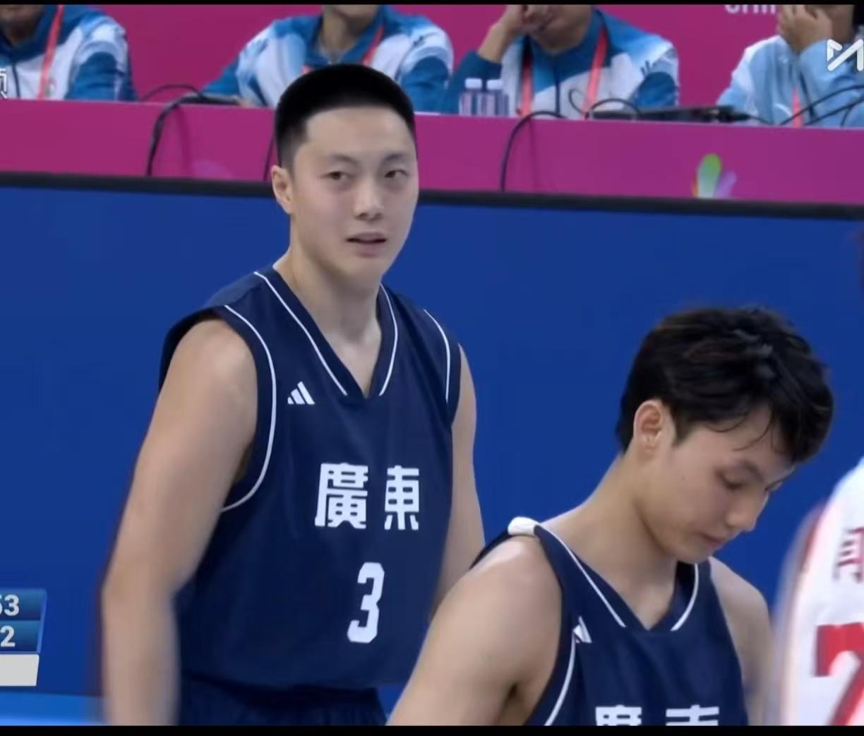 现在突然想起一件事儿，前两天广东队被扣6分并罚款60万是怎么回事？问一下球迷朋友