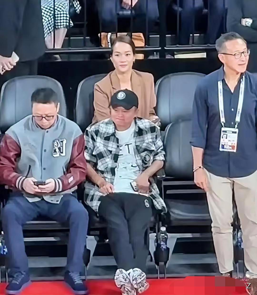 马云观看NBA比赛
从坐姿看轻松了 释怀了 来去自由了
他旁边的蔡崇庆作为篮网队