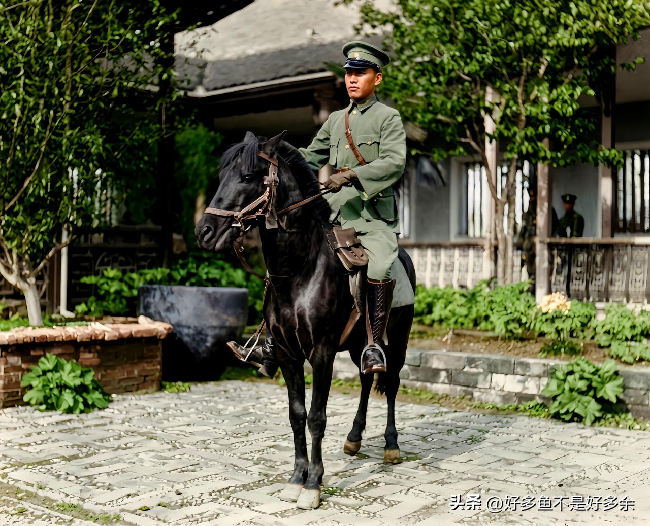 1927年，南京，一身戎装骑在马背上的蒋中正，时年40岁。这不是演员扮演的，而是