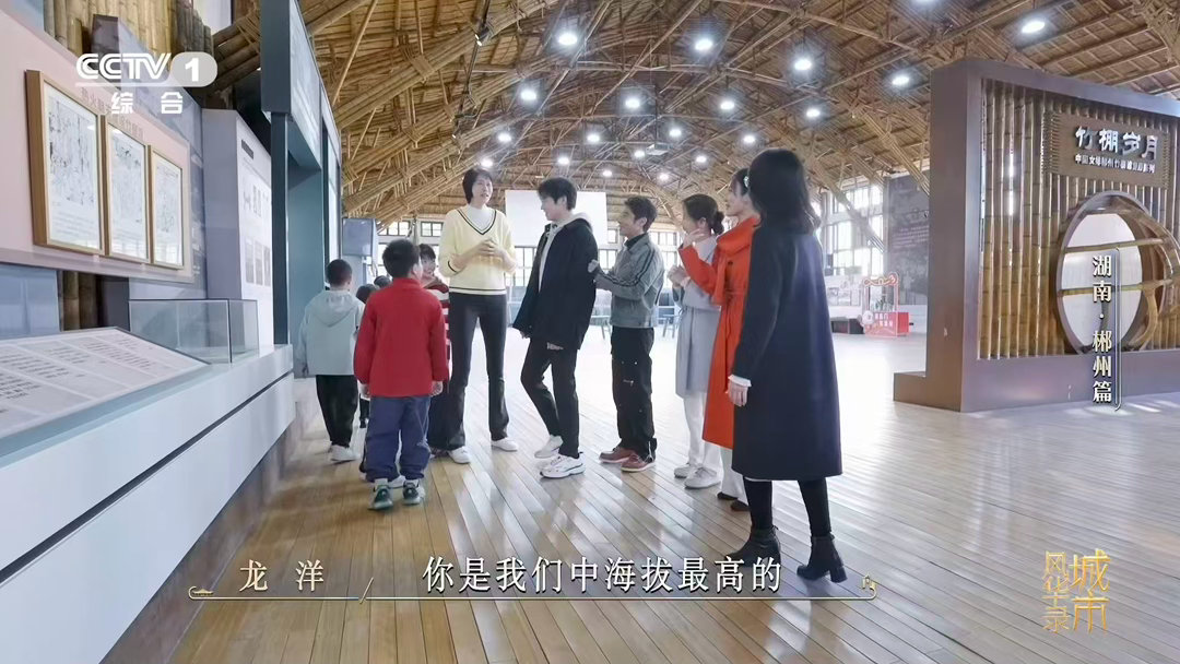 小撒被魏大勋一眼看穿 PK现场笑料百出！撒贝宁救球的执着被魏大勋识破，竹棚里的笑