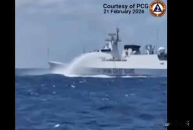 开炮真管用！中国海警船果断开炮，菲律宾50多艘舰船立即鸟兽散，夺命而逃！

新华