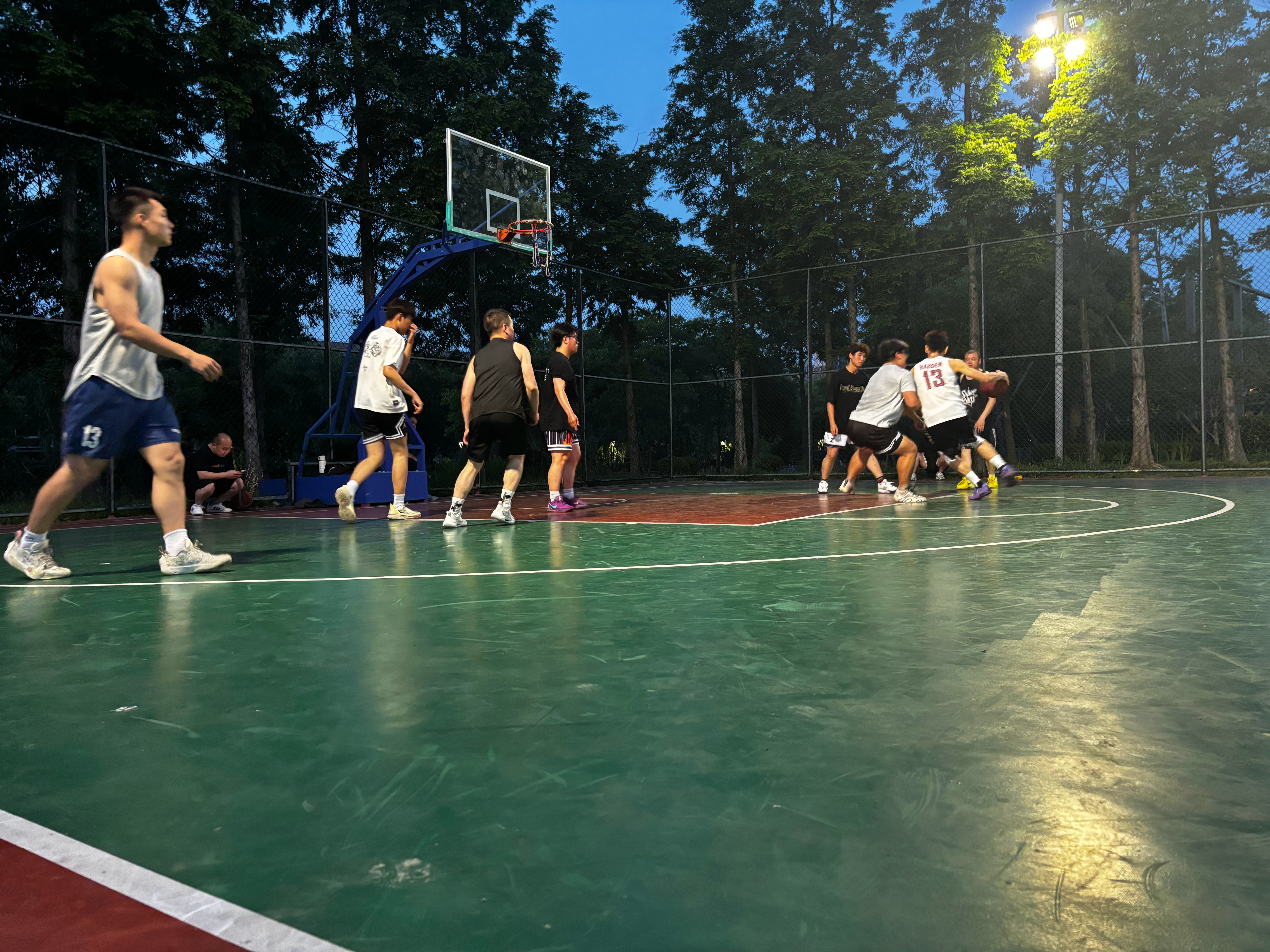 吃完小龙虾，炫完啤酒，再来打一波醉球，完美周末！！nba