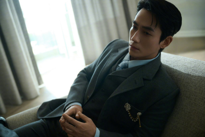 朱一龙闪耀好莱坞，造型中对经典的呼应不刻意却鲜明，用视觉表达传递行业温度，这份细