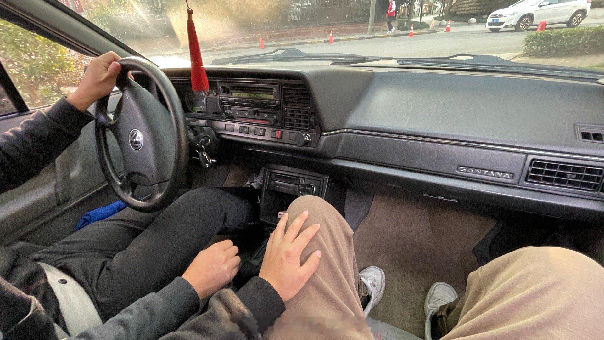今天坐了一款车龄快二十年的老车，老大众桑塔纳，里程20多万～大哥说这车是去年花了