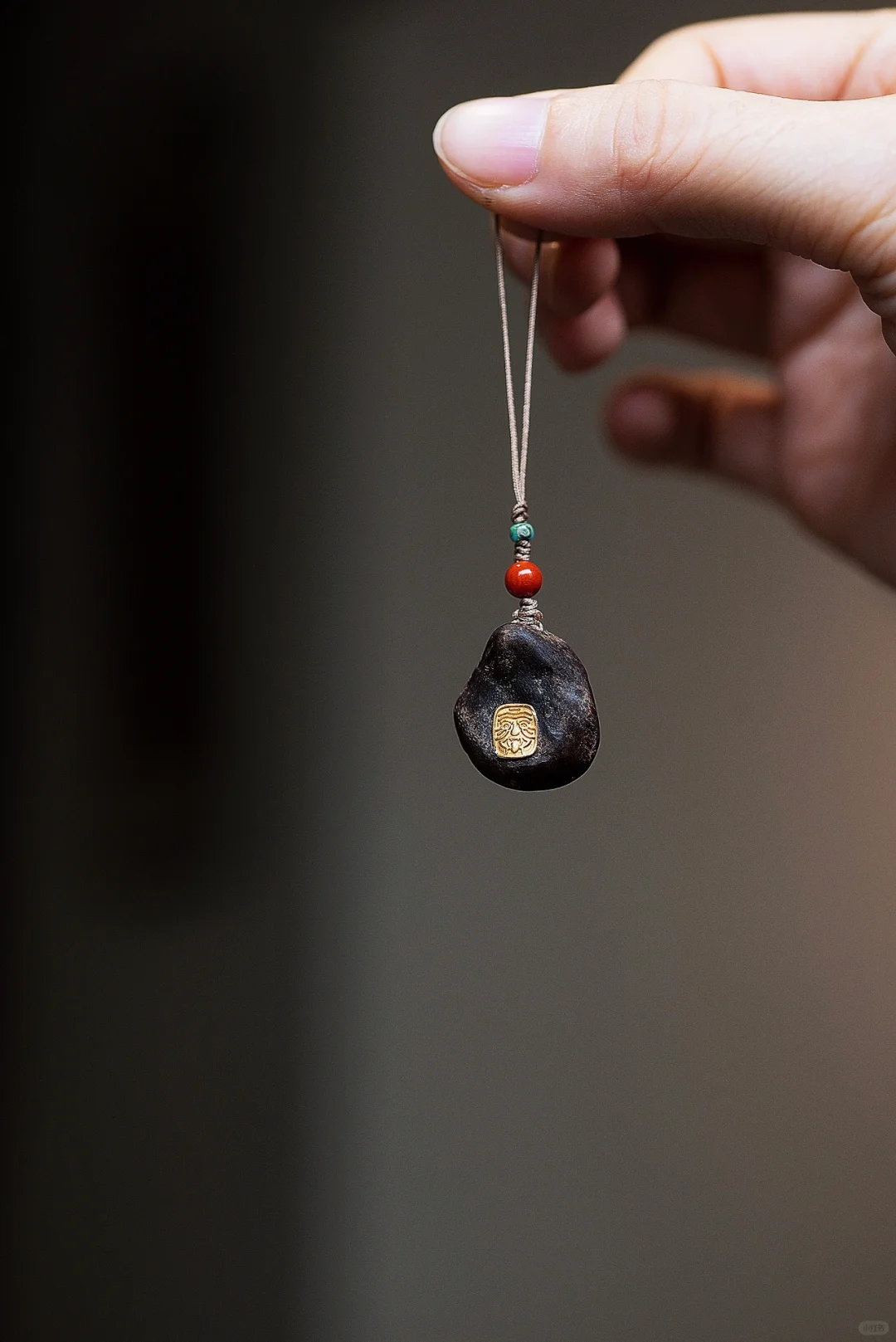 小小的也很精致，手机上挂着扎基拉姆财神💰