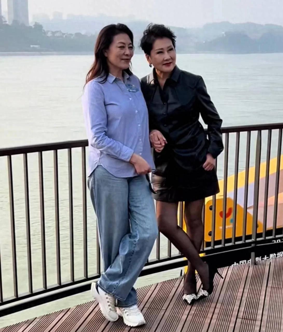 张凯丽vs岳红：人老了就别医美了，留给年轻人上台吧

两位老戏骨，前者医美求年轻