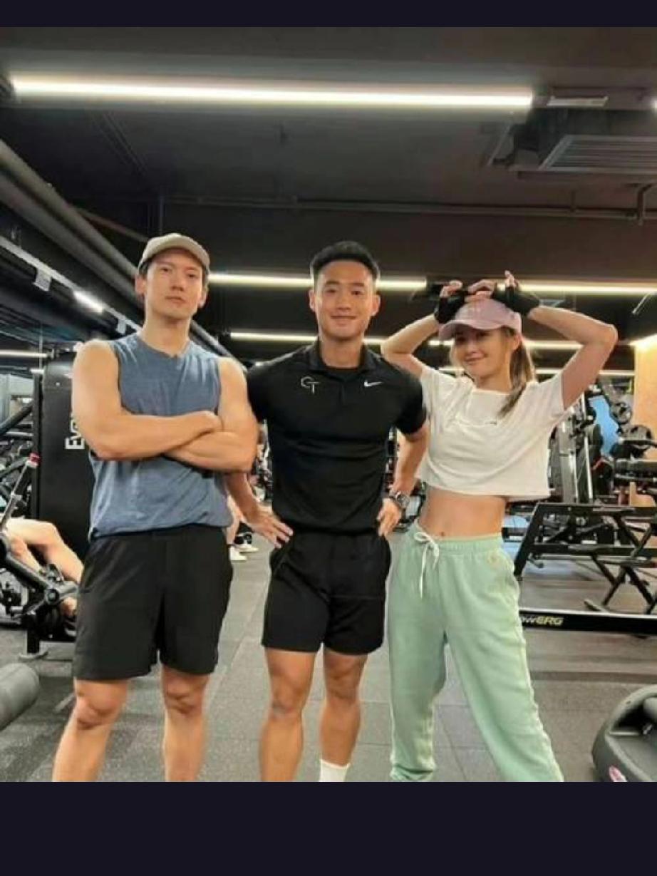 从学员到恋人的关键节点+相处细节
 
1. 初识与好感萌芽（2025年初）
 