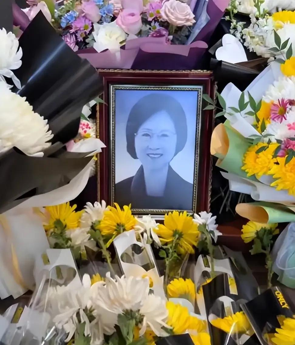 琼瑶留下了25亿的天价遗产，以及5亿的豪宅，继子继女一分钱都拿不到，全部都给了与